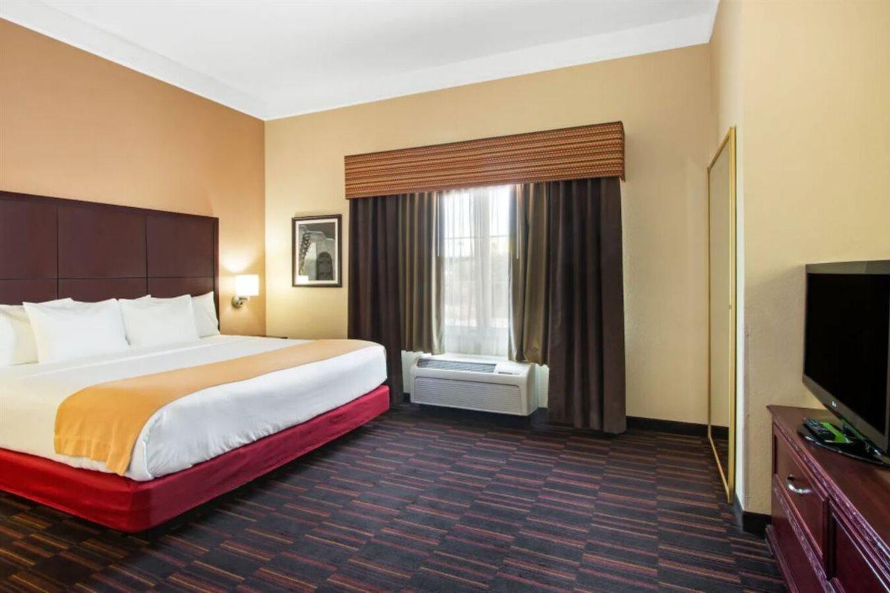 La Quinta Inn & Suites By Wyndham Albuquerque Midtown Екстериор снимка