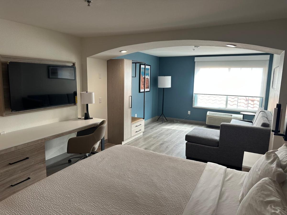 La Quinta Inn & Suites By Wyndham Albuquerque Midtown Екстериор снимка